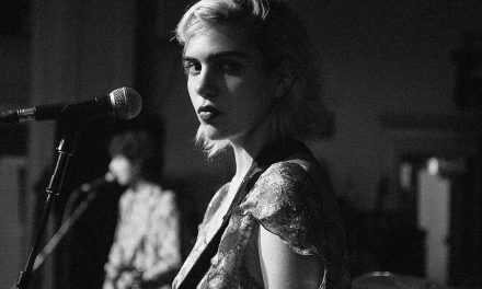 Julia Cumming ose ‘Julia’ : la mue qui bouscule l’indie