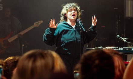 Lola Young revient : 4 dates, un virage intime