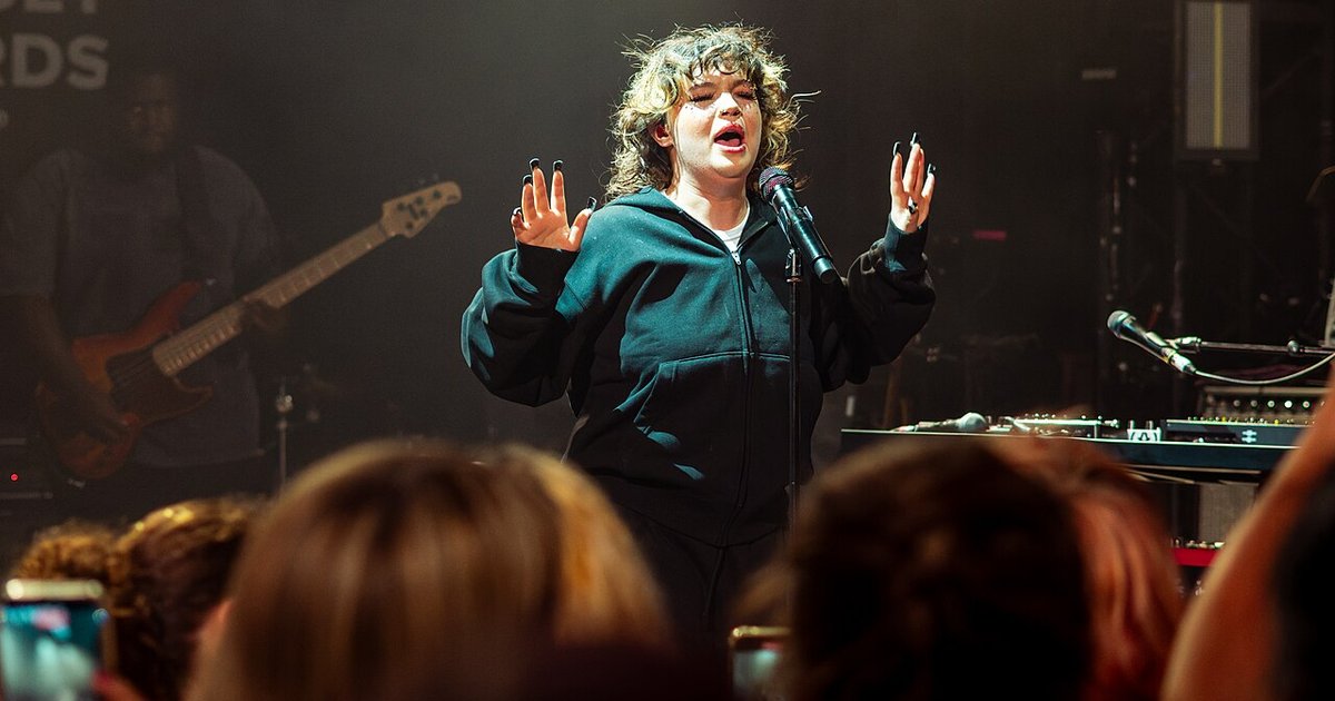 Lola Young revient : 4 dates, un virage intime