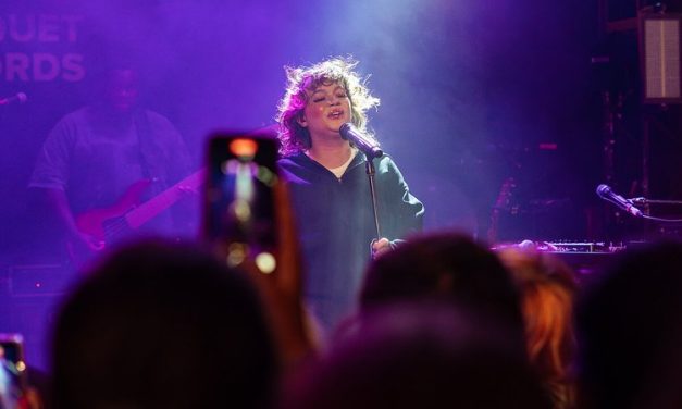 Lola Young : le tournant “From Down Here” en live