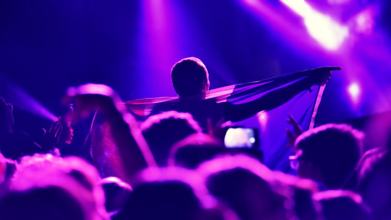 britpop concert crowd