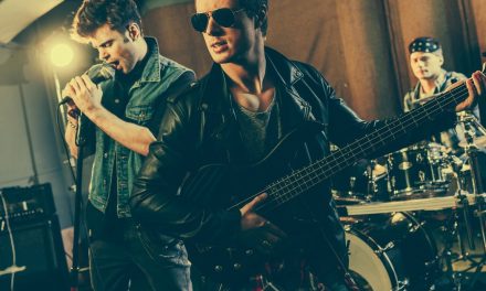 ‘Easy Street’ : QOTSA assume le beau bazar