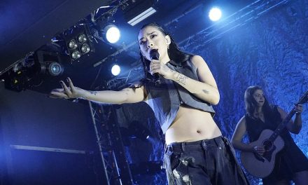 Rina Sawayama a 50 titres en stock, le dilemme