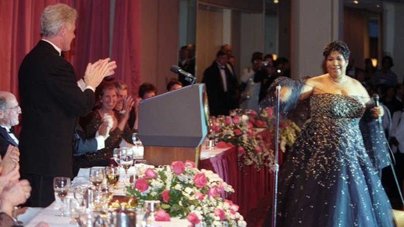 President Bill Clinton applauds singer Aretha Franklin during her performance at the annual White House Correspondents dinner