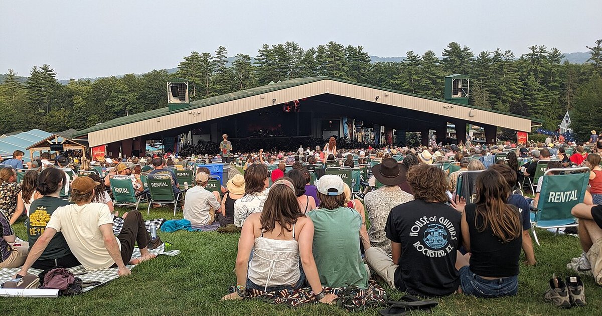 Crowd Outlaw Music Festival Tour BankNH Pavilion 108 Kimball Road Gilford NH August 2025 01