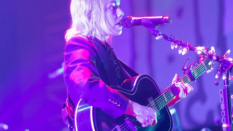 Phoebe Bridgers ose l’album au planétarium