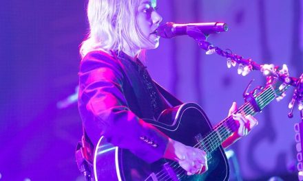 Le détail du “lit sur scène” qui embrase Phoebe Bridgers