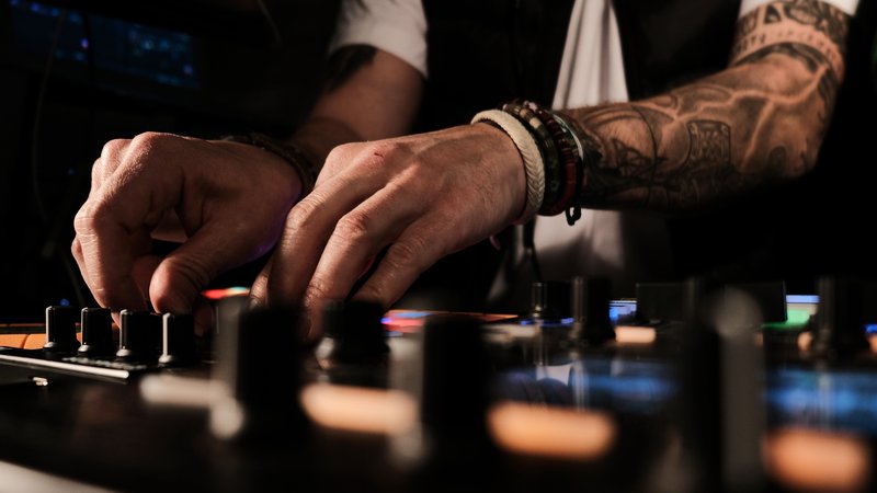 drum and bass DJ mixing