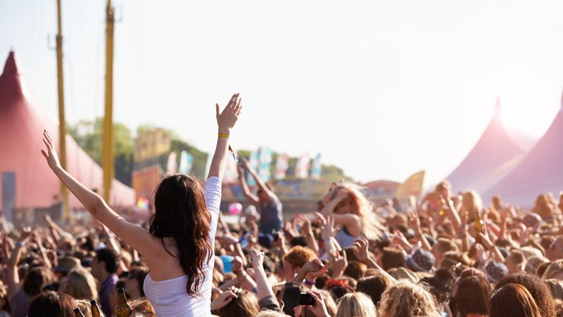 crowd enjoying raï music festival