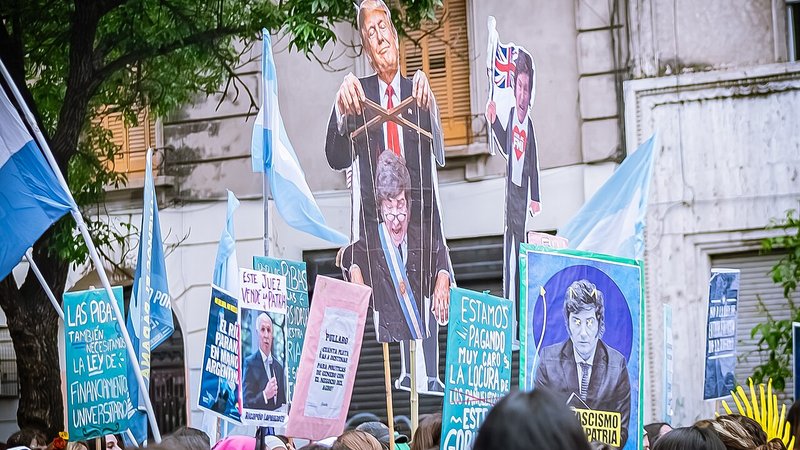 Marcha 39 Encuentro Plurinacional Córdoba Milei títere de Trump