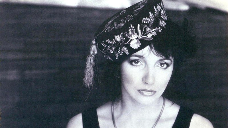 Kate Bush Hounds of Love (1985 EMI publicity photo) 02